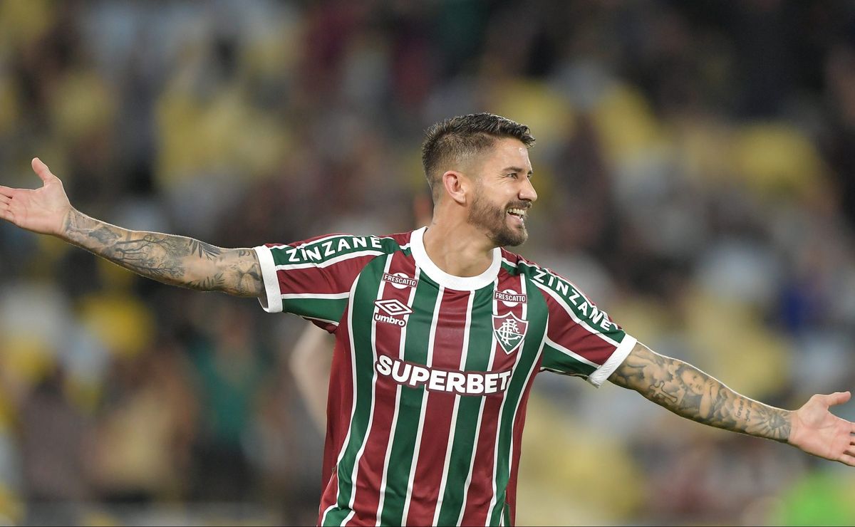 Everaldo marca e perde pênalti, dividindo as reações da torcida do Fluminense