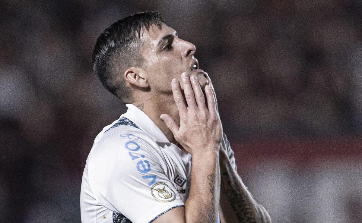 Pavón é criticado durante Fluminense e Grêmio; torcedores não aprovaram atitude do argentino