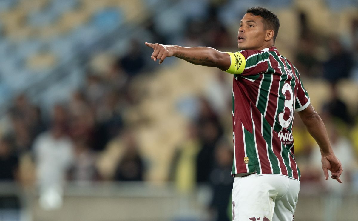 Thiago Silva reclama de dores musculares e deve desfalcar o Fluminense contra o Internacional