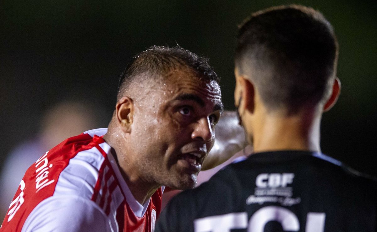 Mercado volta após 10 meses e acaba protagonizando lance que anulou gol em Internacional x São Paulo