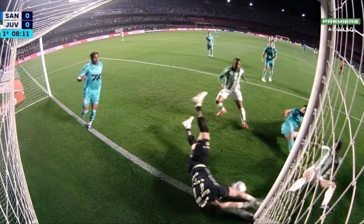 Santos x Juventude | Gabriel Brazão leva bolada ‘na cara’ e salva Santos em cima da linha; veja lance