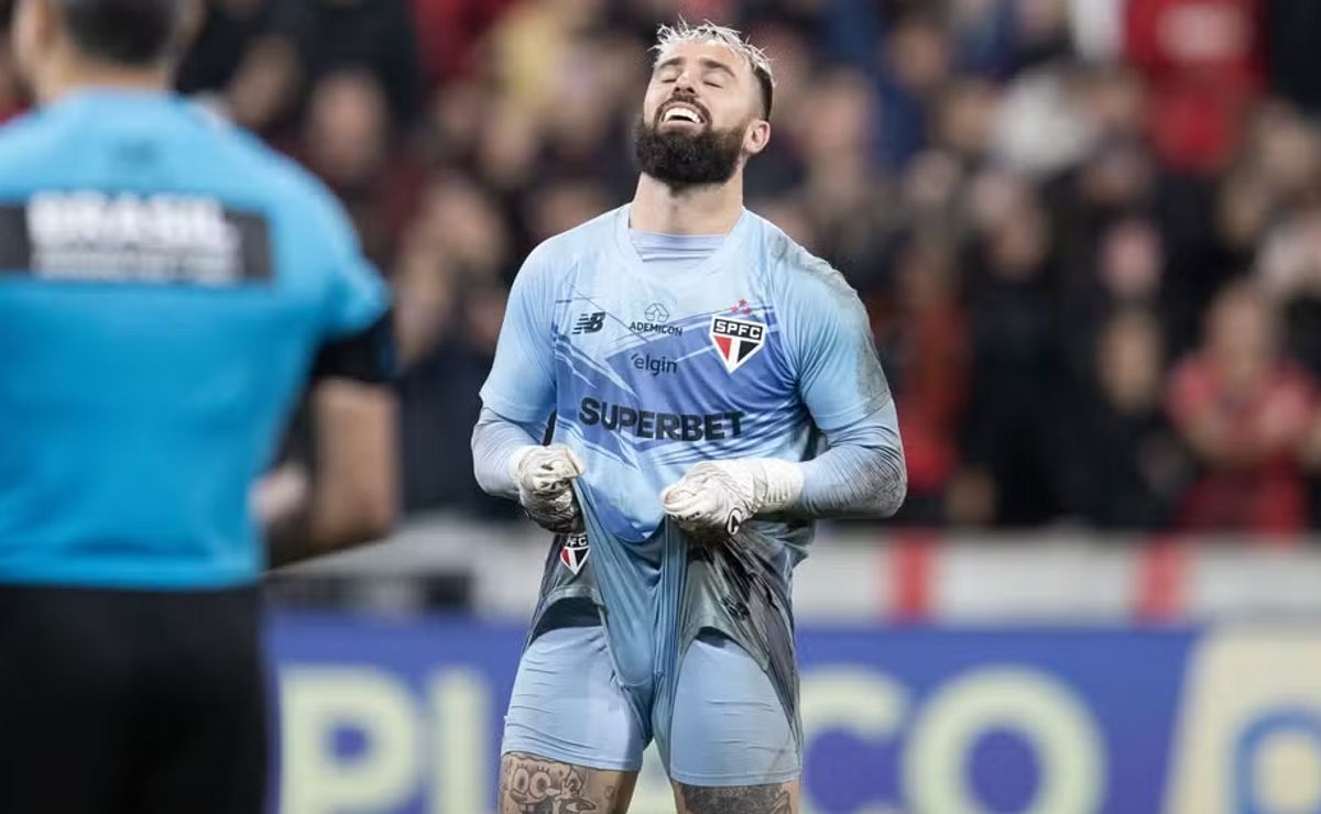 Pressão total da torcida em Jandrei após eliminação do São Paulo na Copa do Brasil