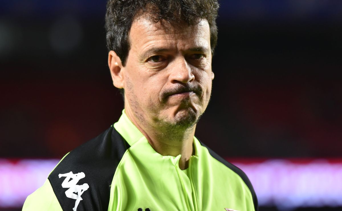 Torcedores do Vasco criticam Diniz e questionam escalação após derrota para Juventude
