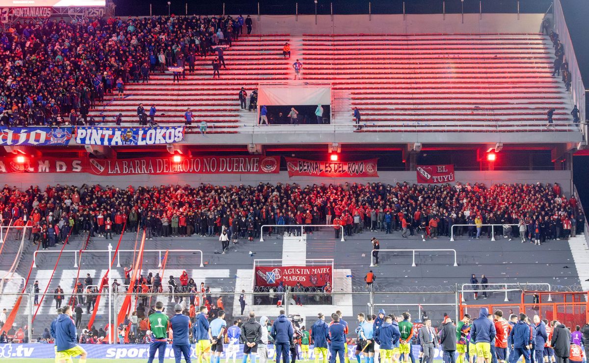 Independiente x Universidad de Chile pela Sul-Americana termina com confusão generalizada e feridos na arquibancada