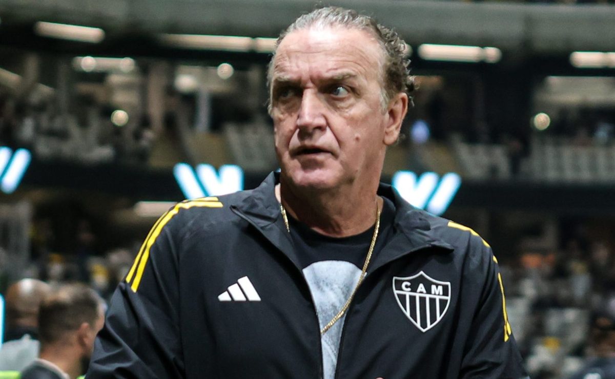 Torcida do Atlético-MG abraça reivindicação de Cuca e faz forte protesto cobrando a SAF do Galo