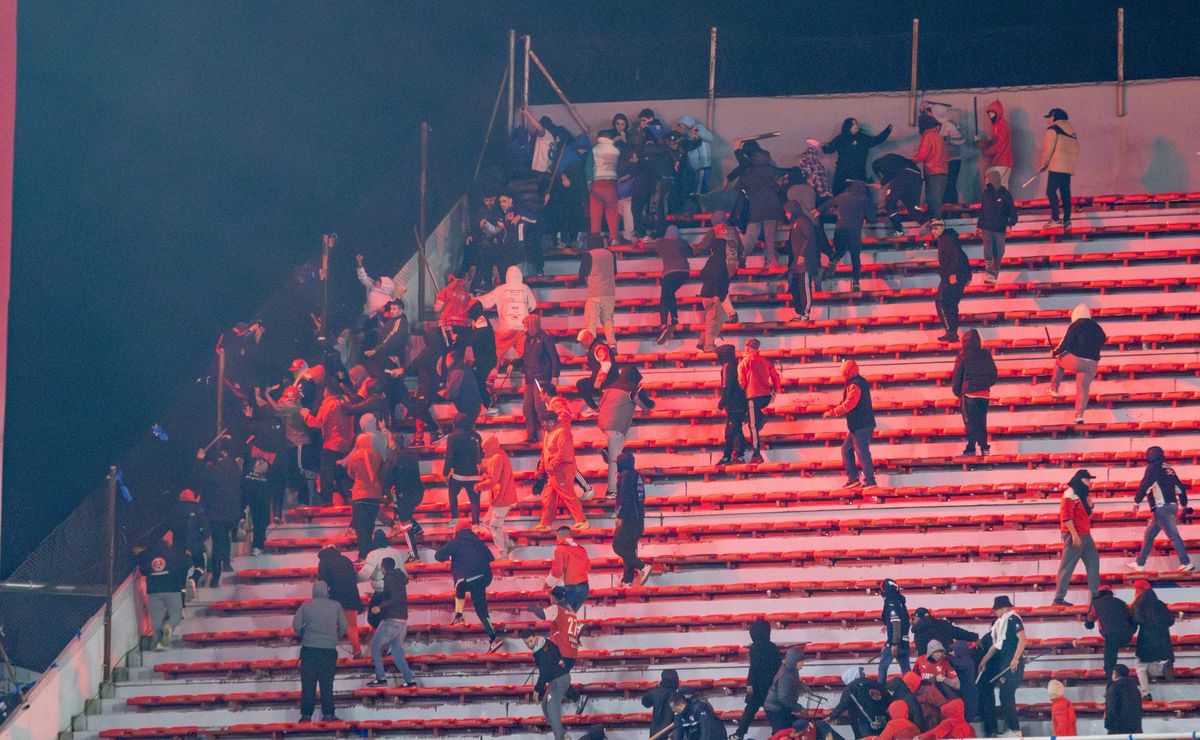 Conmebol desmente comunicado falso e ainda avalia punição a Independiente e La U