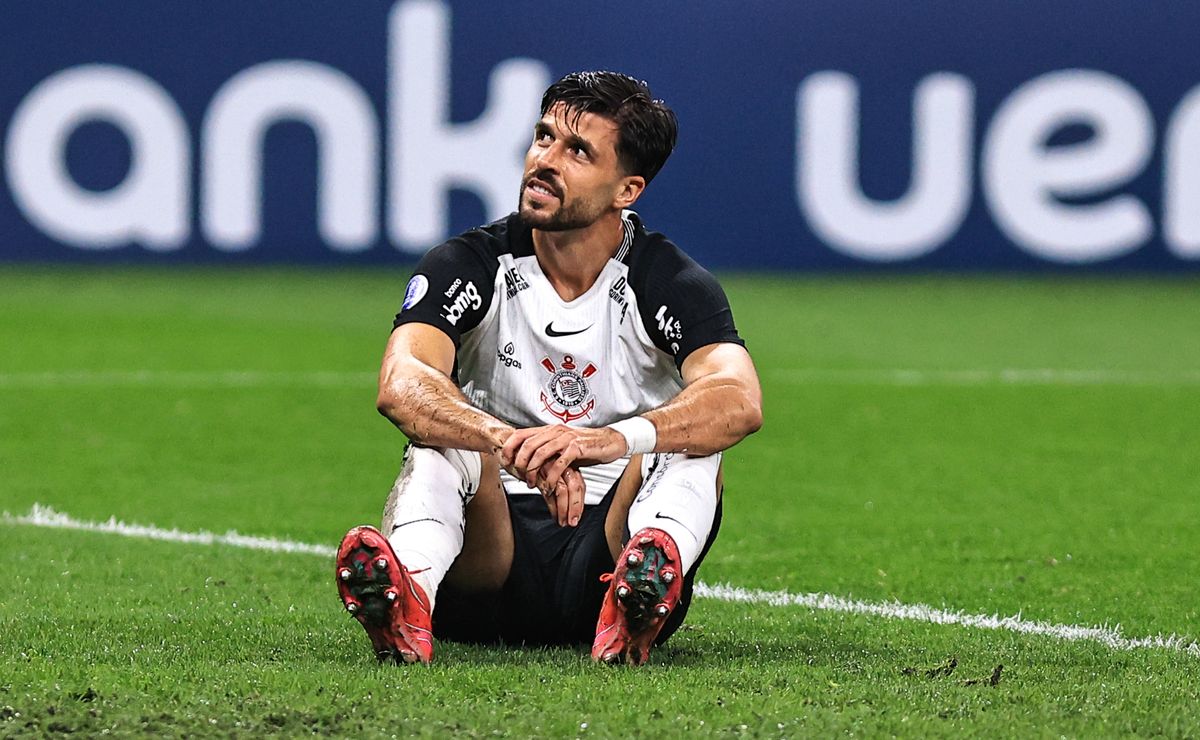 Afastado do elenco, Héctor Hernandez acumula pior momento da carreira no Corinthians