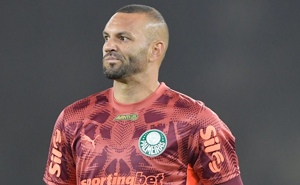 Weverton se posiciona sobre briga por posição após chegada de Carlos Miguel no Palmeiras: “Minha função como um dos líderes é ajudá-lo” 