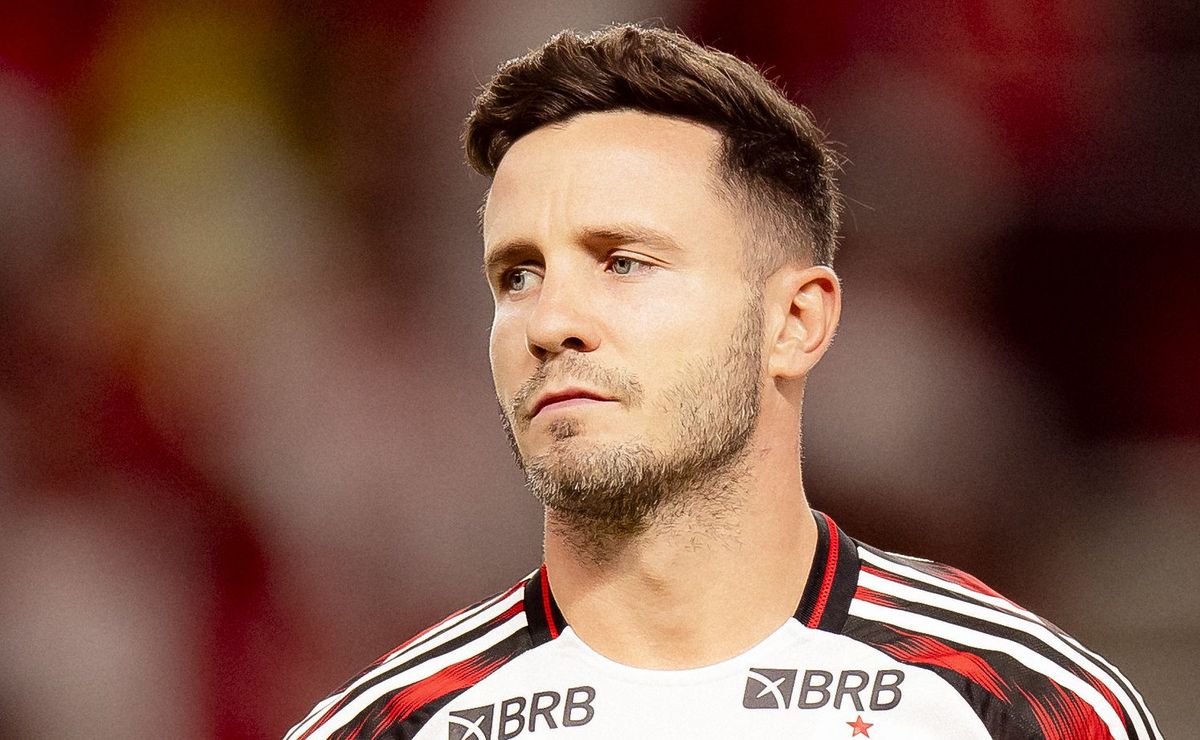 Saúl consegue convencer Filipe Luís a jogar no meio de campo e Allan deve perder cada vez mais espaço no Flamengo