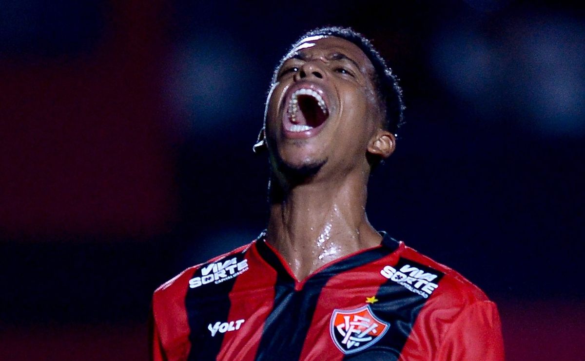 Carlinhos, ex-Flamengo, tem situação exposta antes de reencontrar o Fla e vive drama sem jogar no Vitória