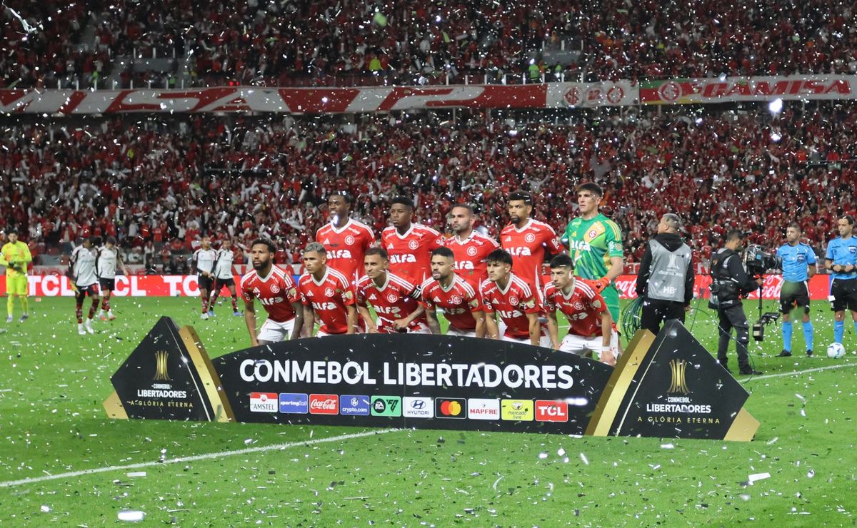 Internacional demite dois funcionários por chuva de papéis picados contra o Flamengo