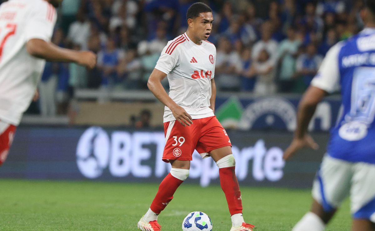 Roger Machado explica por que Luis Otávio não é titular e adota cautela com o jogador