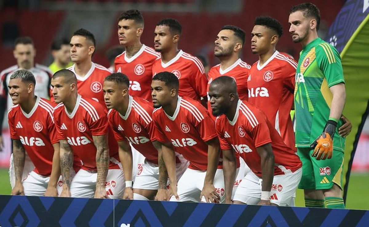 Torcedores do Internacional se reúnem com dirigentes e jogadores em meio à crise de resultados