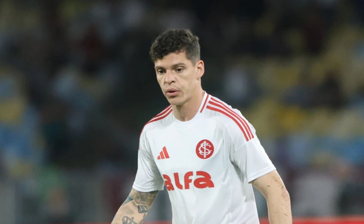 Internacional encaminha saída do volante Ronaldo rumo ao Athletico-PR