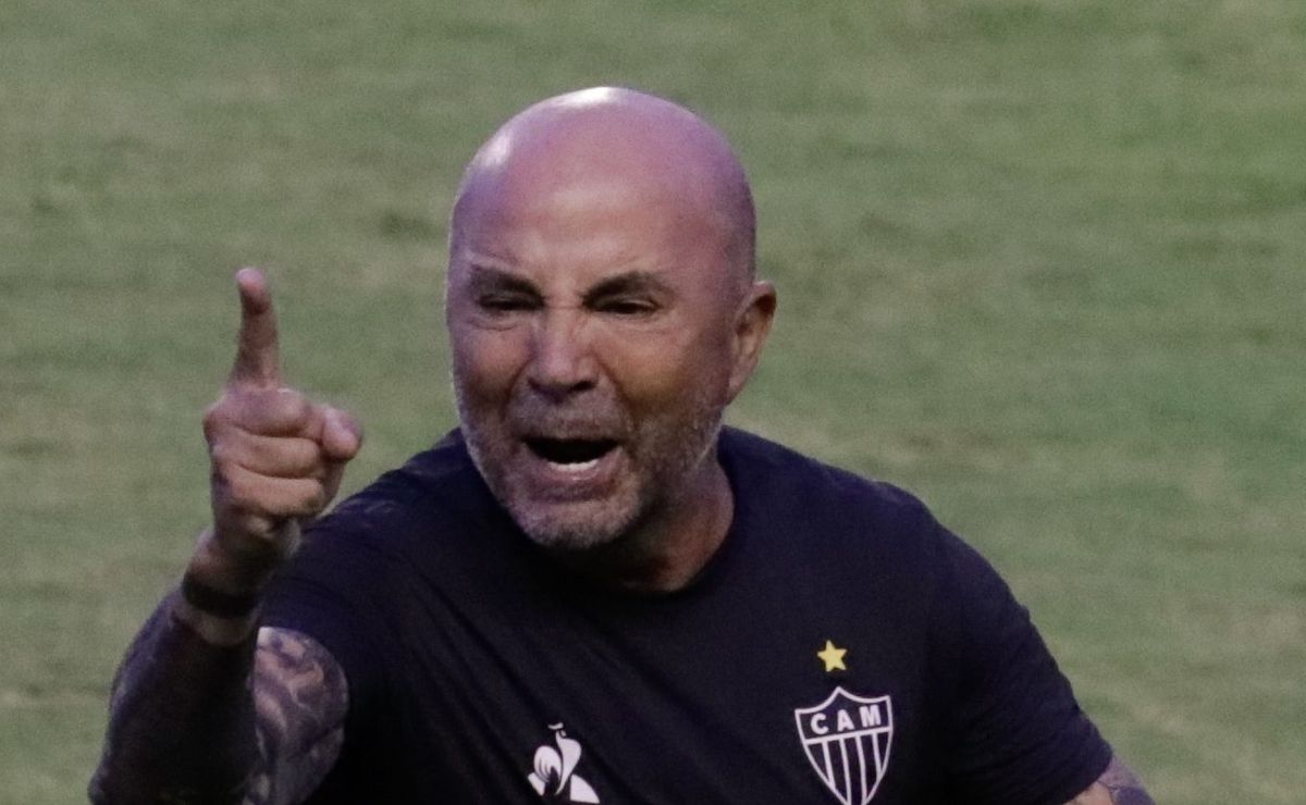 Torcida do Atlético-MG pede volta de Sampaoli e diretoria não pensa em contratar o técnico argentino