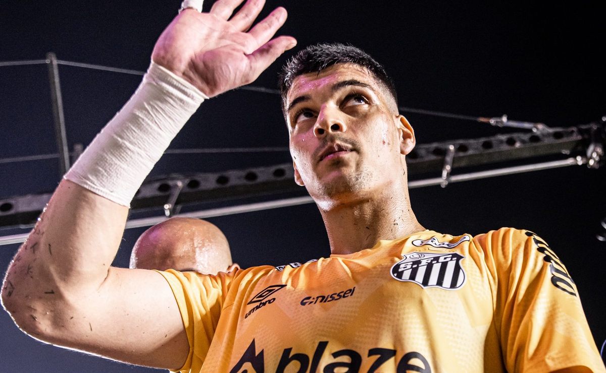 Flamengo não desiste de Gabriel Brazão e indica oferecer jogadores para ter goleiro do Santos em 2025