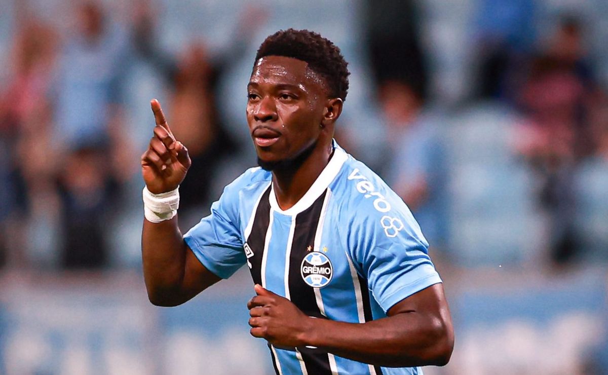 Amuzu vira dúvida para Grêmio X Flamengo após ausência em treino; situação preocupa o departamento médico