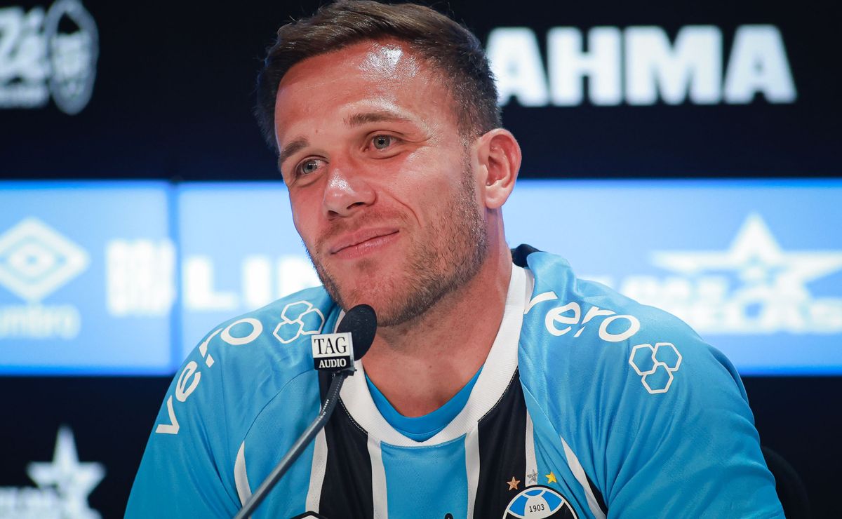 Arthur revela bastidores de reencontro com Kannemann no Grêmio: “Não mudou nada”