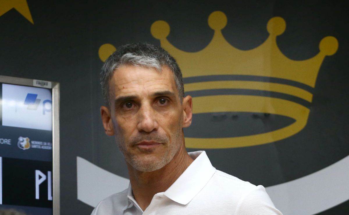Vojvoda ganha apoio dos torcedores do Santos antes da estreia: “Hora de abraçar o trabalho”