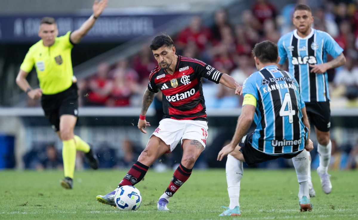 Flamengo pressiona, mas Noriega salva o Grêmio após falha grave no meio-campo