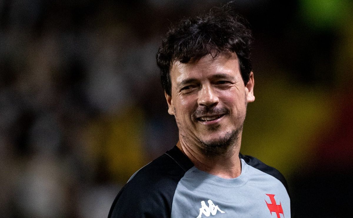 Fernando Diniz fala sobre demora para substituir jogadores no Vasco e valoriza triunfo: “Quando acho que vai melhorar, faço”