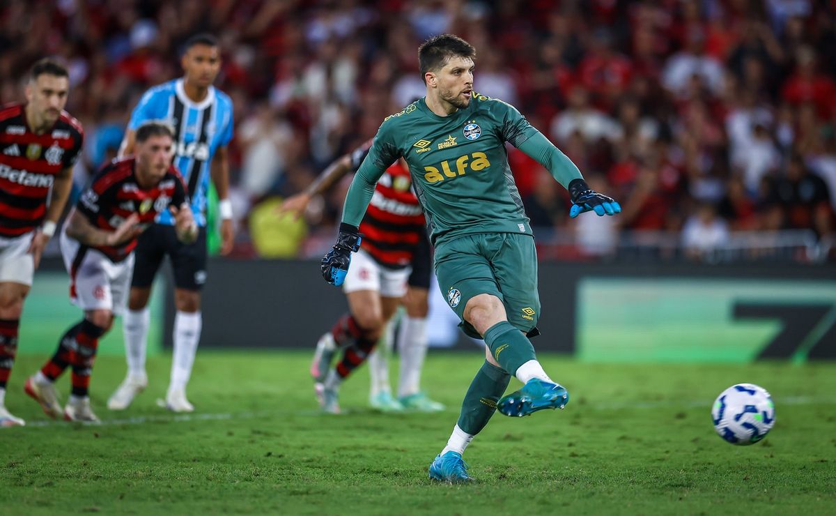 Grêmio tem atuações de Tiago Volpi e Erick Noriega festejadas pela torcida após empate heroico com o Flamengo