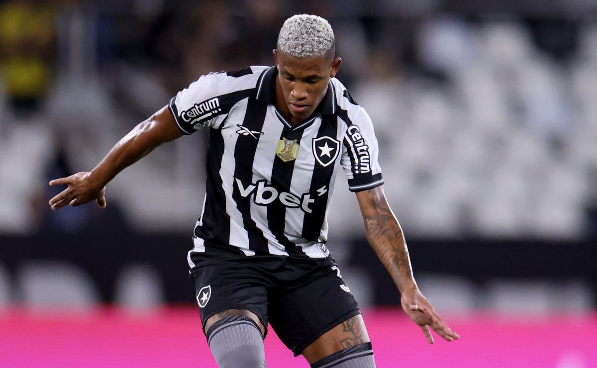 John Textor explica recusa de proposta milionária do Fulham por Danilo no Botafogo