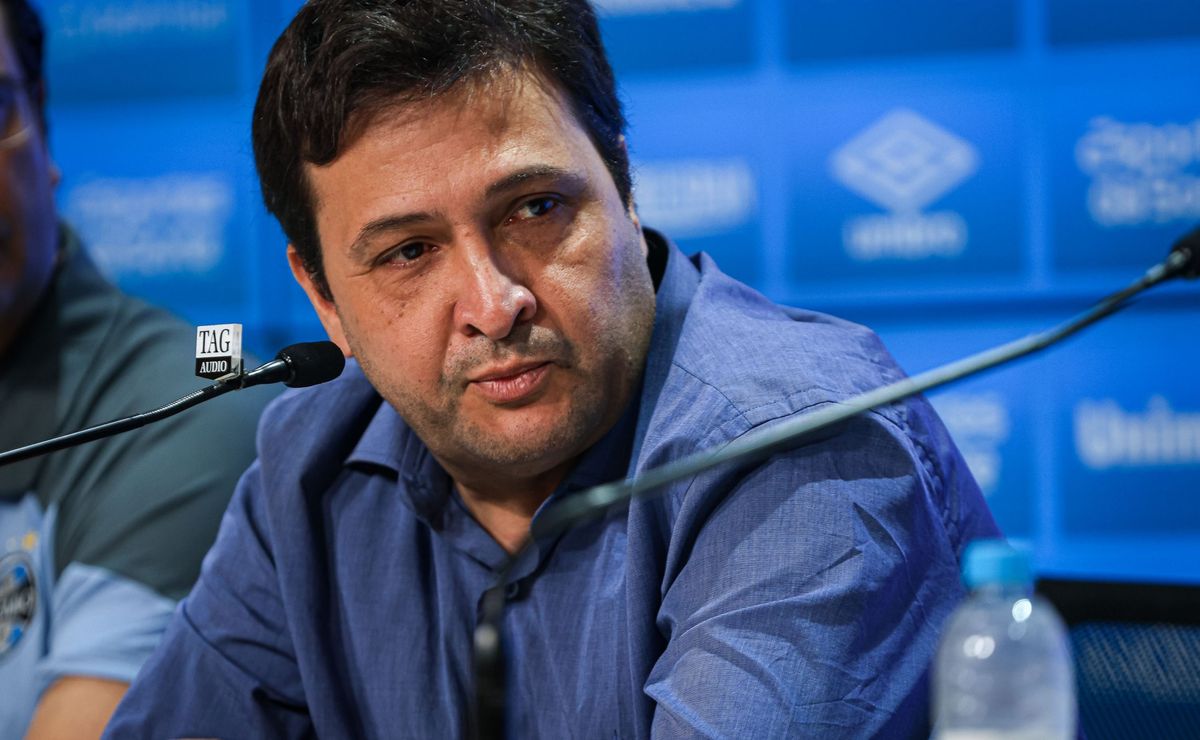 Após tentativas frustradas com Roger Guedes, Grêmio ainda busca um meio-campista armador no mercado a pedido de Mano Menezes