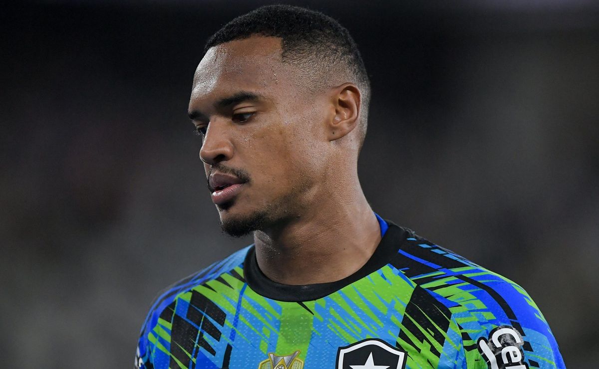 John explica o que motivou saída do Botafogo para o Nottingham Forest: “Realizando um sonho meu e da minha família” 