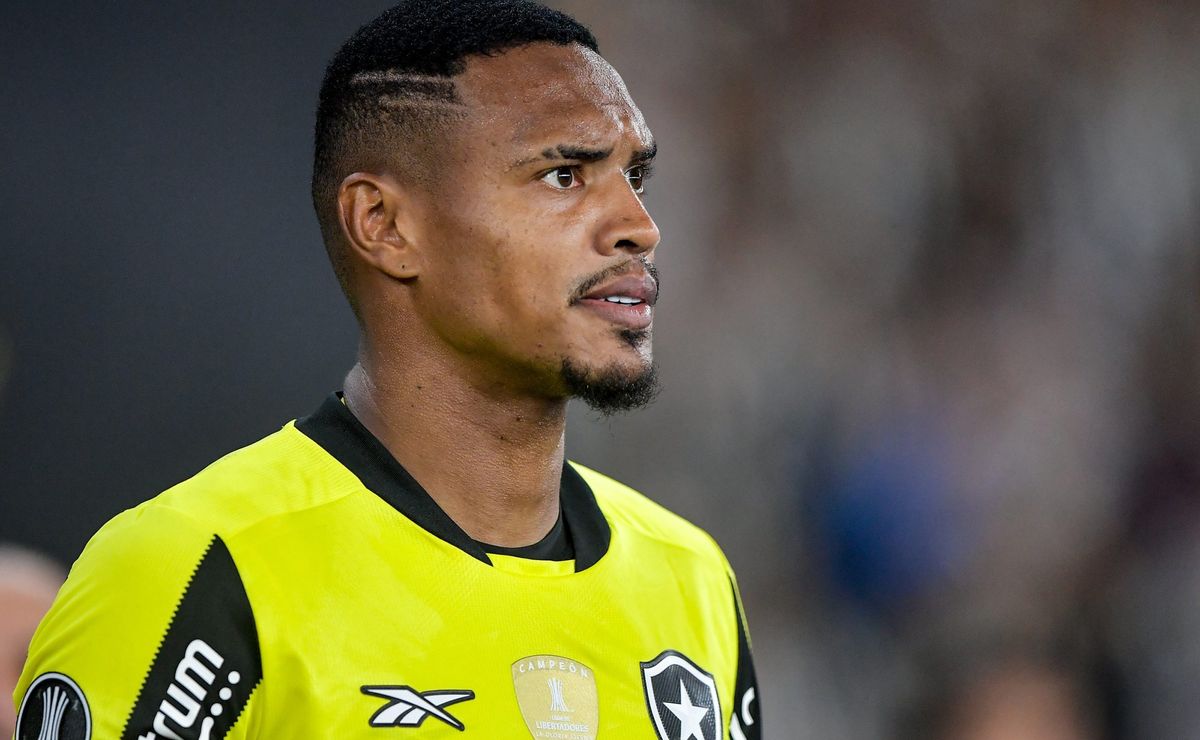 Santos vai lucrar quase meio milhão com venda de John para o Nottingham Forest, da Inglaterra