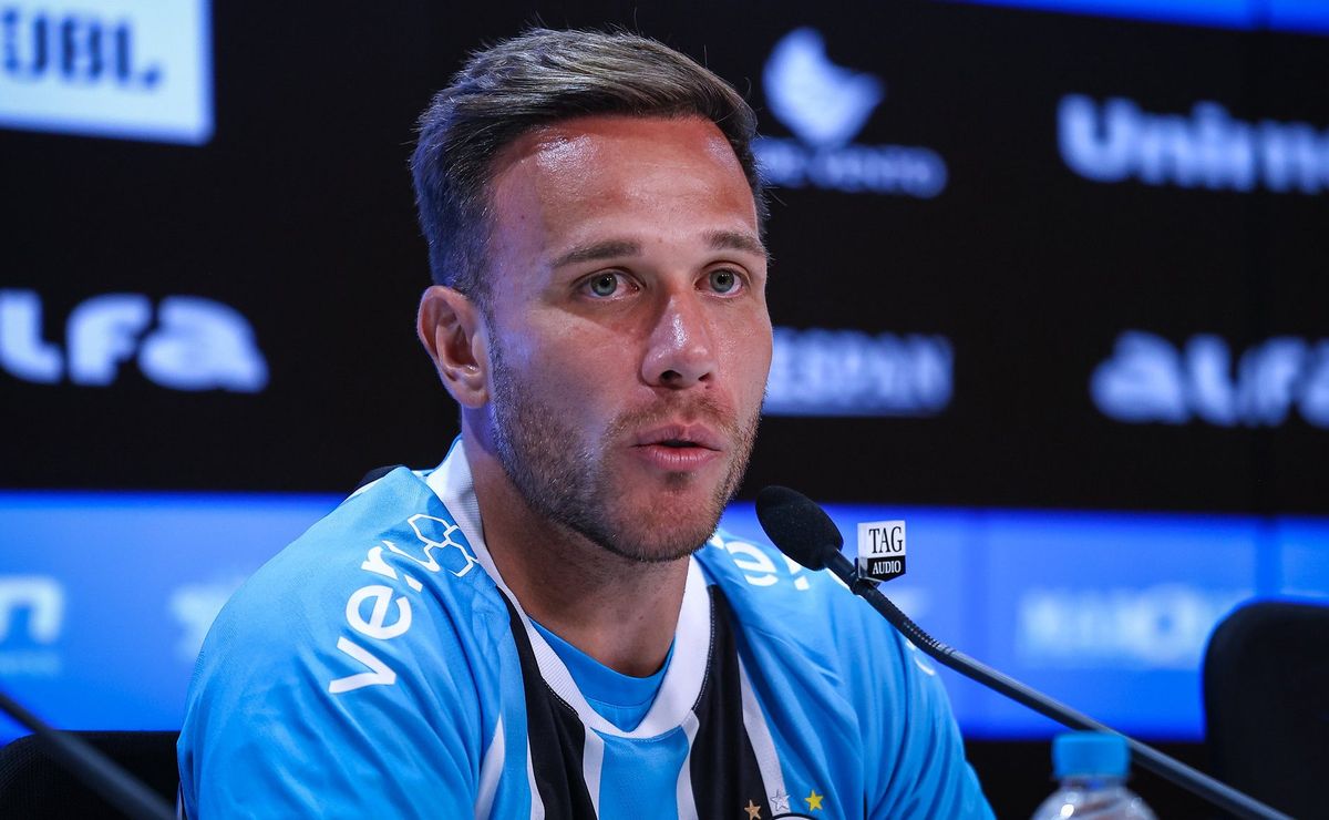 Mano Menezes revela situação de Arthur no elenco do Grêmio e detalha impacto positivo: “foi esse sentimento da chegada”