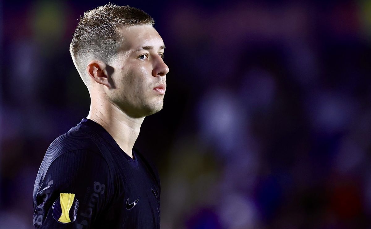 Charles treina normalmente no Corinthians após acompanhamento por deficiência de ferro