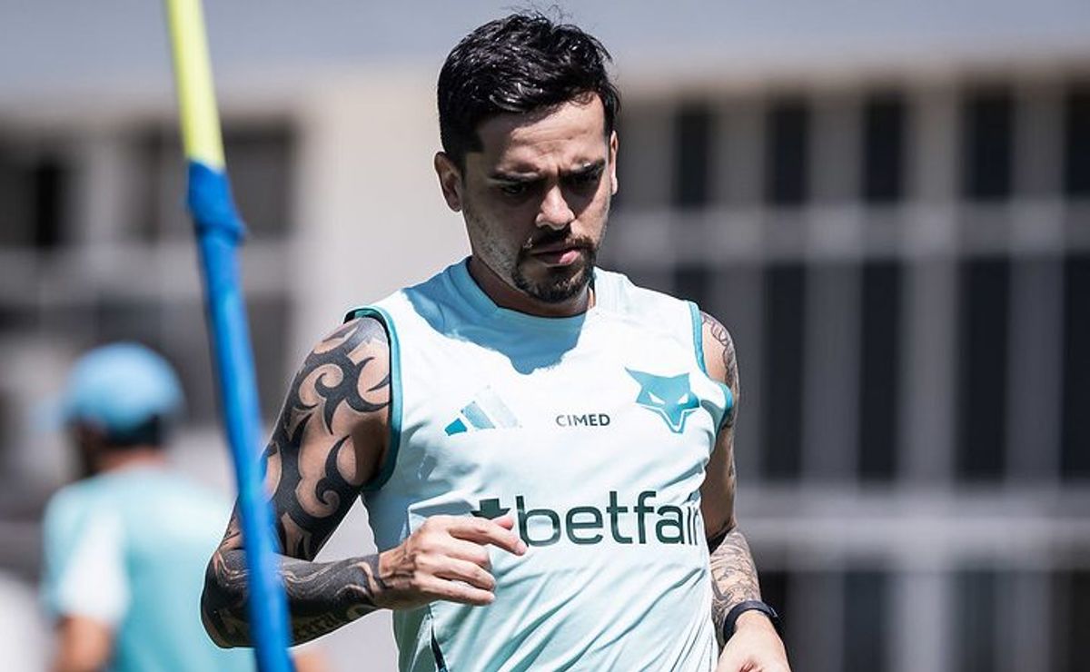 Fagner faz corridas leves no Cruzeiro e avança na recuperação de fratura na fíbula