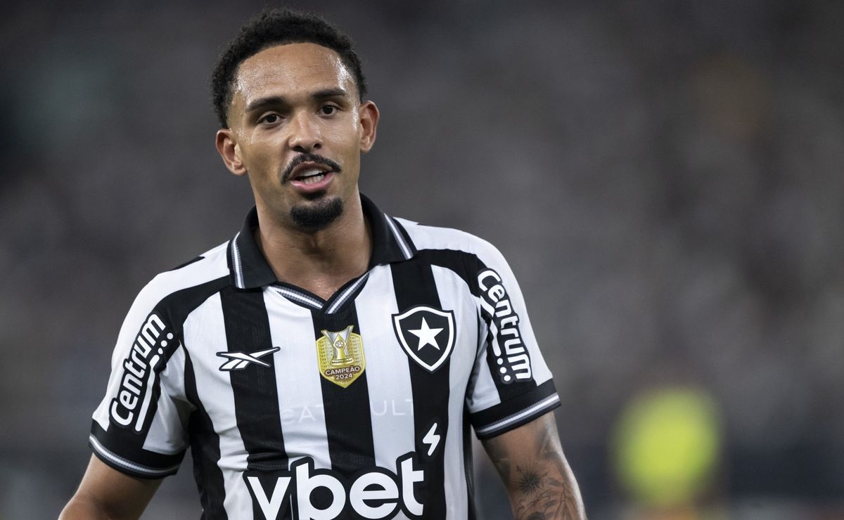 Vitinho destaca importância do Botafogo em sua primeira convocação para a Seleção Brasileira