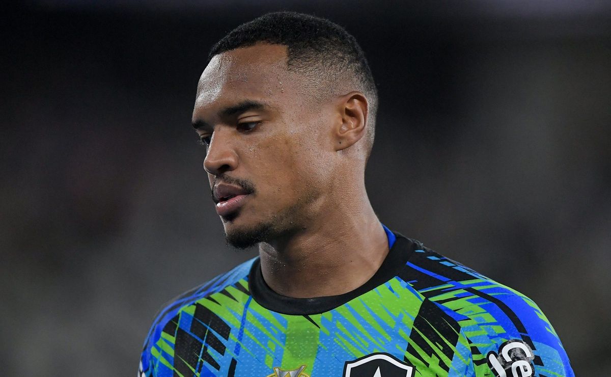Atitude inesperada de John, ex-Botafogo, causa forte reação negativa entre torcedores na web