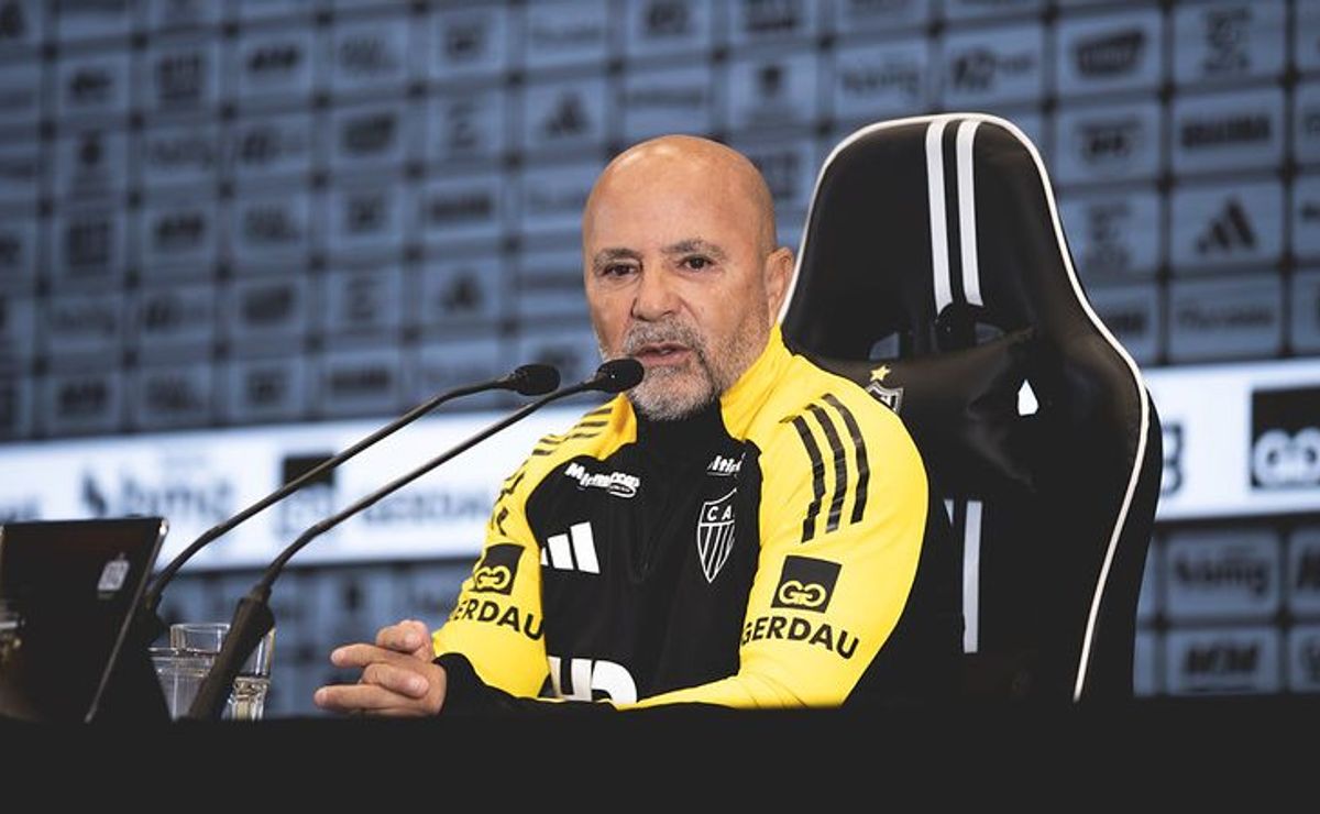 Sampaoli retorna ao Atlético-MG, projeta trabalho sem reforços e foca na próxima janela