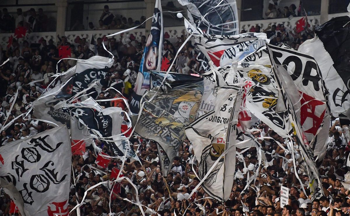 Torcida do Vasco esgota ingressos do setor visitante para o clássico contra o Botafogo