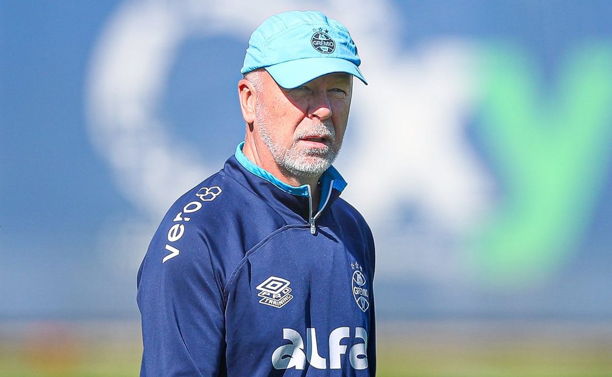 Mano Menezes é informado de recuperação de Noriega e Grêmio deve lançar volante como titular na zaga contra Mirassol