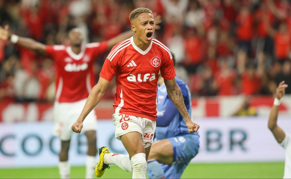 Roger Machado testa Vitinho como titular e esboça Inter para duelo contra o Palmeiras