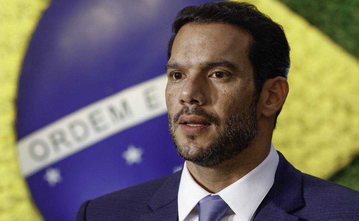 Samir Xuad se revolta contra truculência policial e prejuízo causado pela arbitragem à Seleção Brasileira na Bolívia: “verdadeira várzea”