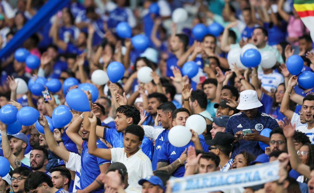 Torcida do Cruzeiro prepara festa com bandeiras 3D e tirantes para a decisão contra o Atlético-MG