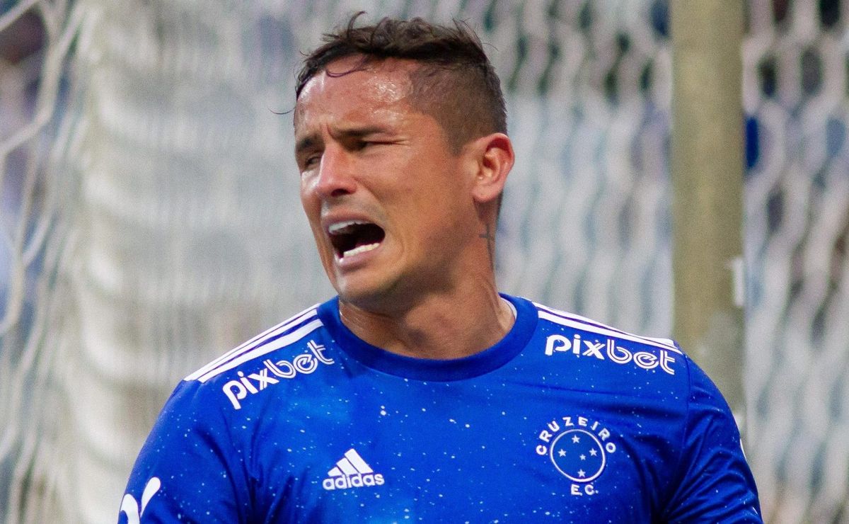 Edu, ex-Cruzeiro, volta atrás de pausa na carreira e assina com o Rio Branco-ES
