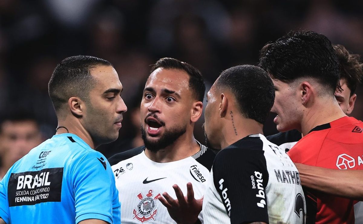 CBF divulga áudio do VAR de gol anulado em Corinthians x Athletico: “É claramente falta no adversário”