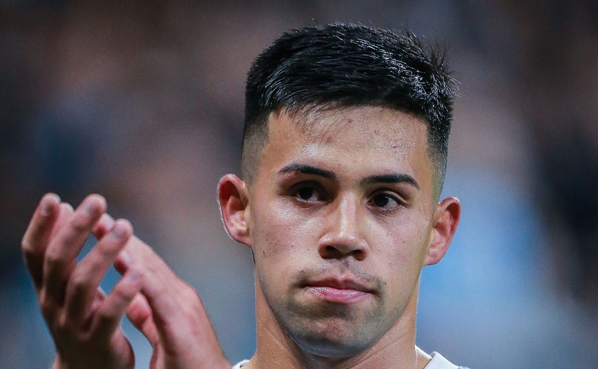 Grêmio não recebe oferta do Tigres, do México, por Aravena e atacante deve ficar no clube