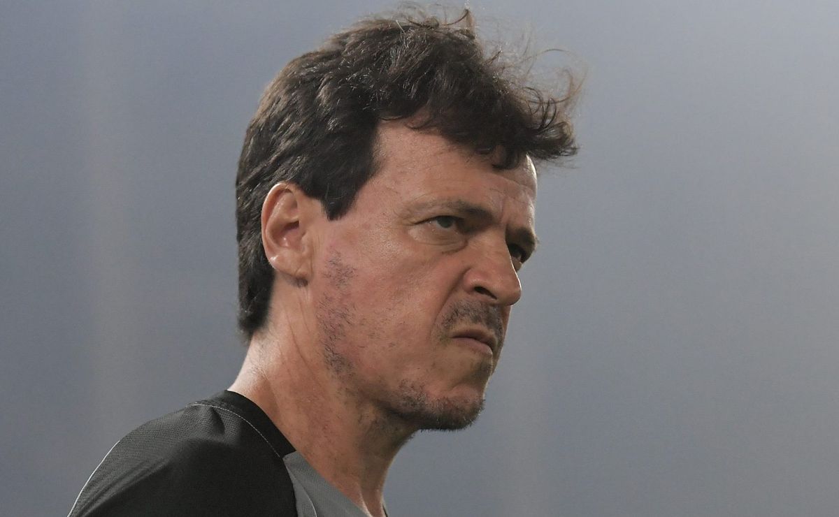 Vasco pode ter mudanças na defesa para clássico contra o Flamengo, revela Diniz