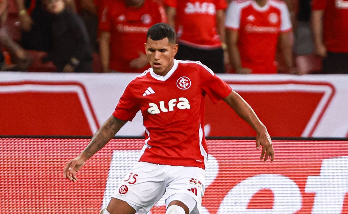 Internacional é cobrado pelo Lanús na FIFA após atraso no pagamento de Aguirre