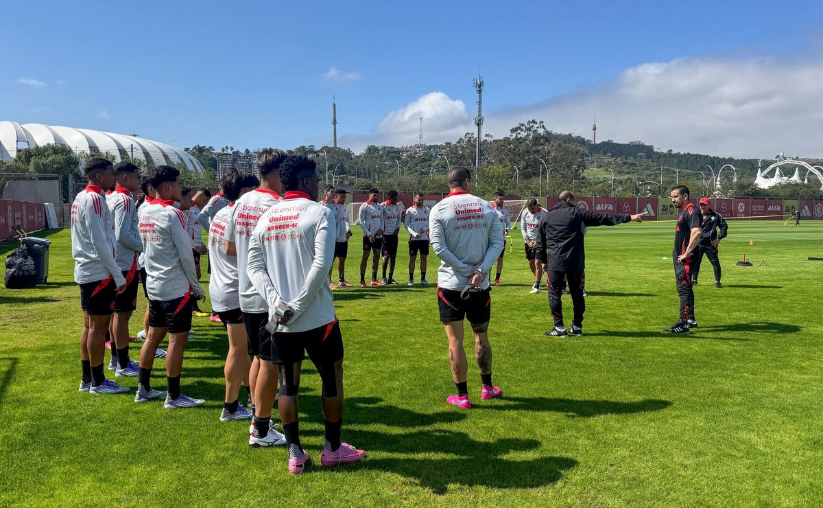 Internacional enfrenta protesto de torcedores no CT Parque Gigante após goleada para o Palmeiras