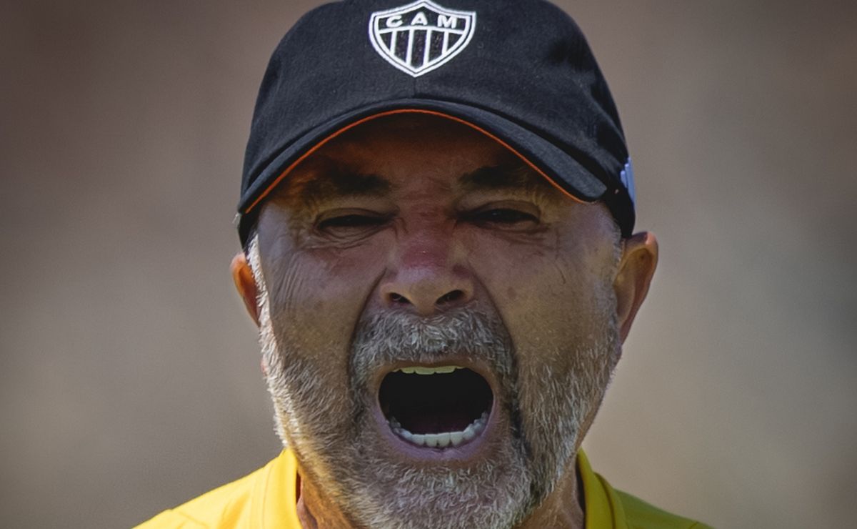 Jorge Sampaoli é avisado sobre desfalque após Atlético-MG confirmar vértebra quebrada na coluna de Patrick