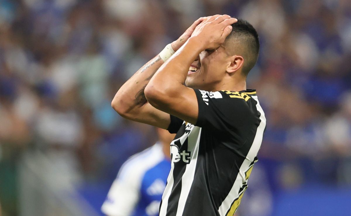 Cuello acaba de sofrer lesão em cena fortíssima, e é substituído em Bolívar x Atlético-MG