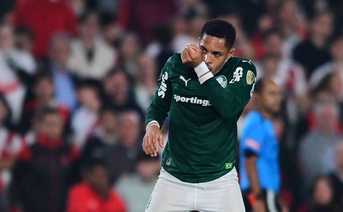 Vitor Roque deixa polêmica para trás e decide para o Palmeiras em vitória sobre o River Plate por 2 a 1